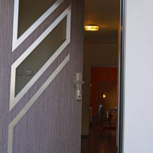 ADLO - Security door JUBEO, glass P453, triple-pane glass, door surface G-781, stainless steel slats
