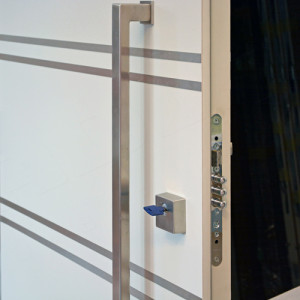 ADLO - Security Termo door ADUO, atypical slat design, flat slats Anticoro, vertical doorpull