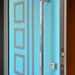 ADLO � exterior Termo door TEDUO, slat LP552, slats Anticoro, fitting vertical door pull