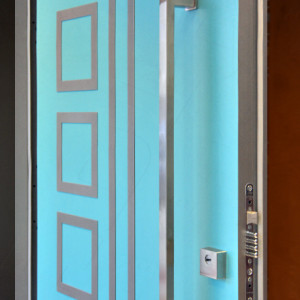 ADLO - security door TEDUO, Termo Exterior, slat LP552, Anticoro slats, vertical hardware, door knob
